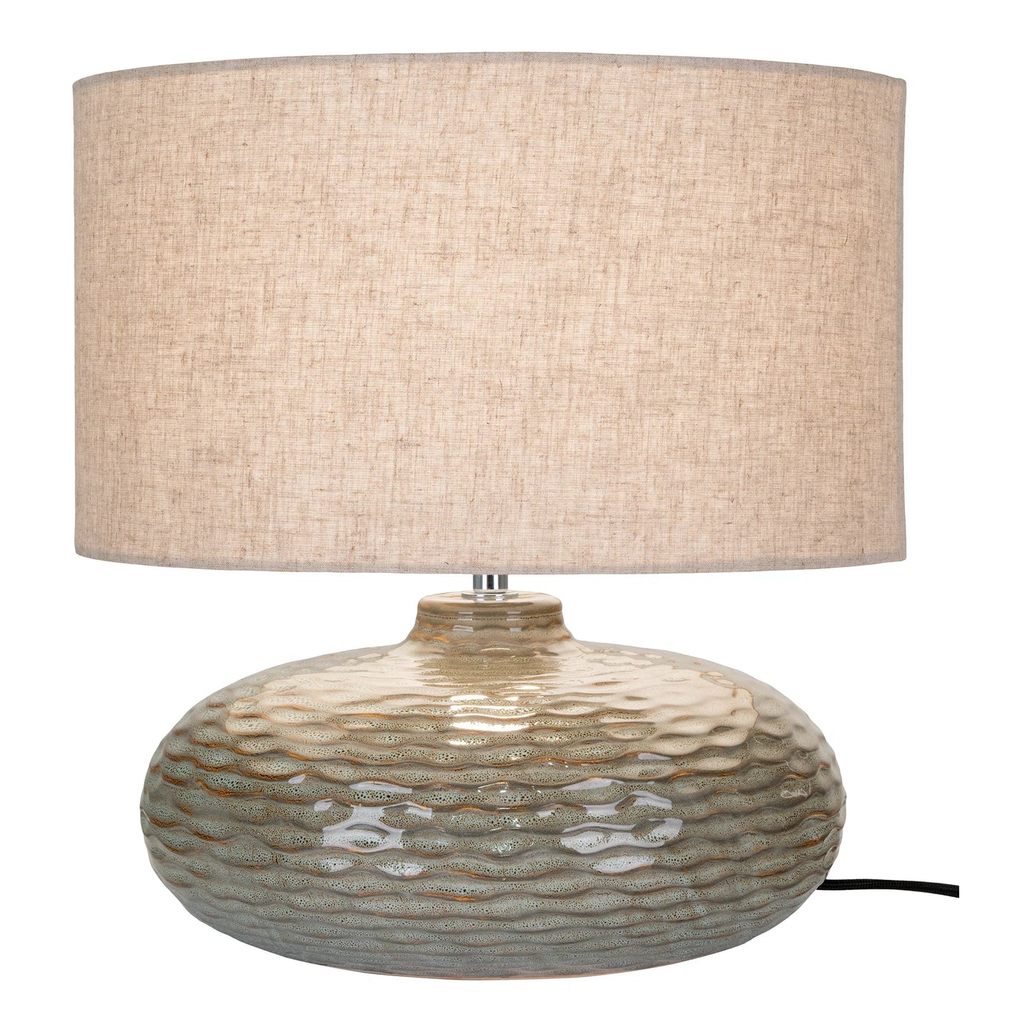Lampe de table Oldham en céramique verte allumée sur fond blanc