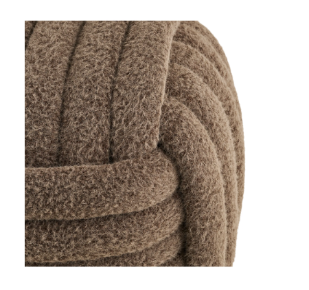 Détail du tissu polyester marron du pouf Napier texture résistante