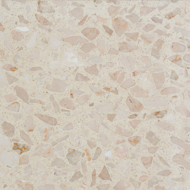 Carrelage Terrazzo Beige Héritage au fond beige neutre, ponctué de fins éclats de marbre et d'inclusions plus marquées, pour aménagement intérieur.
