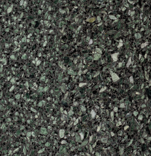 Carrelage Terrazzo Vert Émeraude au fond vert foncé profond, composé de fragments de marbre verts, noirs et blancs de différentes tailles, avec un aspect contrasté et minéral.