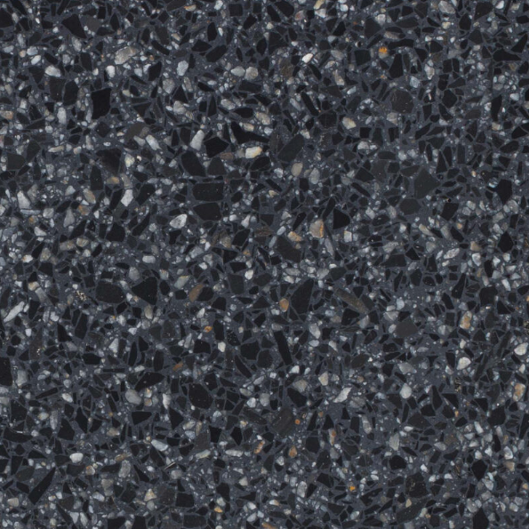 Carrelage Terrazzo Noir Nacré au fond noir profond, ponctué de fragments de marbre gris et blanc nacré, pour revêtement de sol et mur.