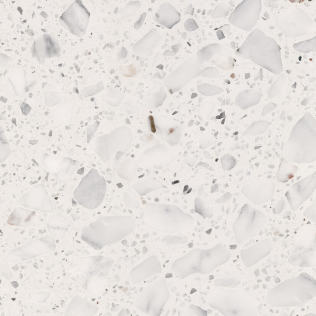 Carrelage Terrazzo Blanc Éclat au fond blanc lumineux, composé de gros éclats de marbre blancs et gris, pour revêtement de sol et mur.
