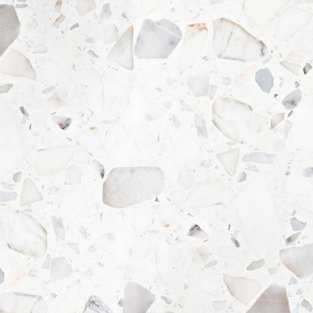 Carrelage Terrazzo Calacatta Lumière au fond presque blanc, composé de grands fragments de marbre gris et ivoire, avec un aspect lumineux et élégant inspiré du marbre Calacatta.
