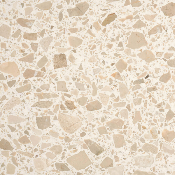 Carrelage Terrazzo Sable Ivoire, fond beige clair avec larges éclats de marbre aux tons sable et ivoire, pour revêtement de sol et mur.