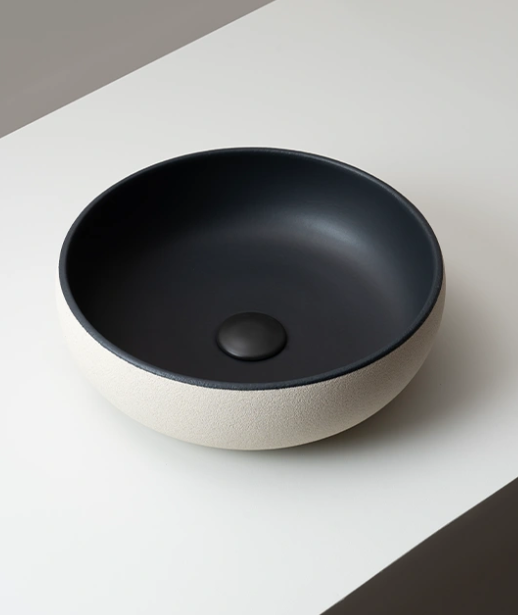 Vasque circulaire à poser  en argile Raku claire/ foncée, tournée à la main
