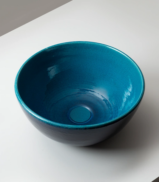 Vasque circulaire à poser en argile raku bleu.