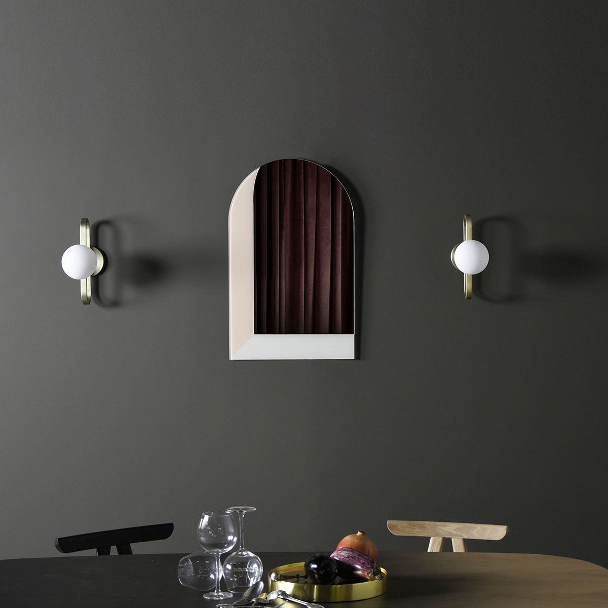 Applique CIME ip44 ENO Studio en verre soufflé- opaline et acier laitonné