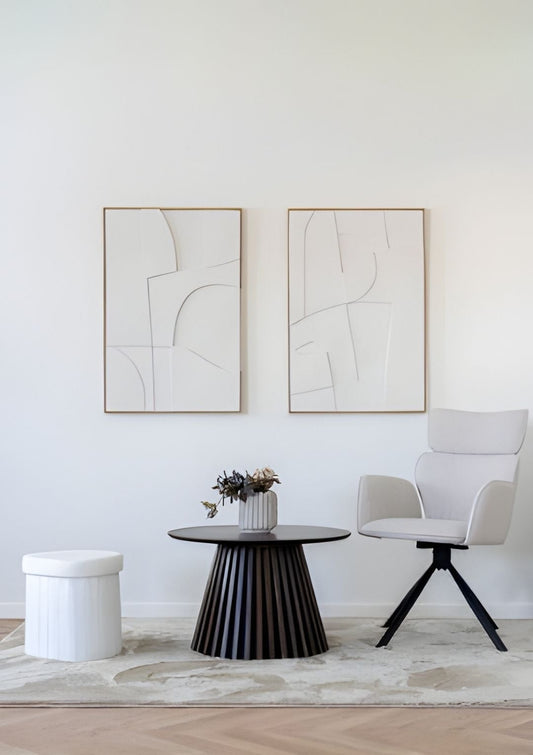 Fauteuil Cordoba gris clair seule avec un pouf dans un intérieur moderne