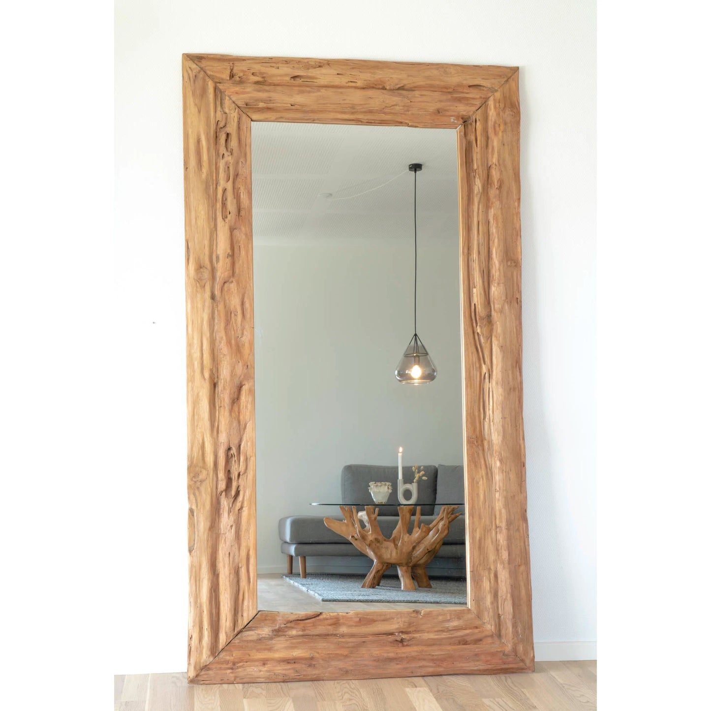 Miroir Granada en teck naturel 101 × 180 cm mis en scène dans un intérieur chaleureux