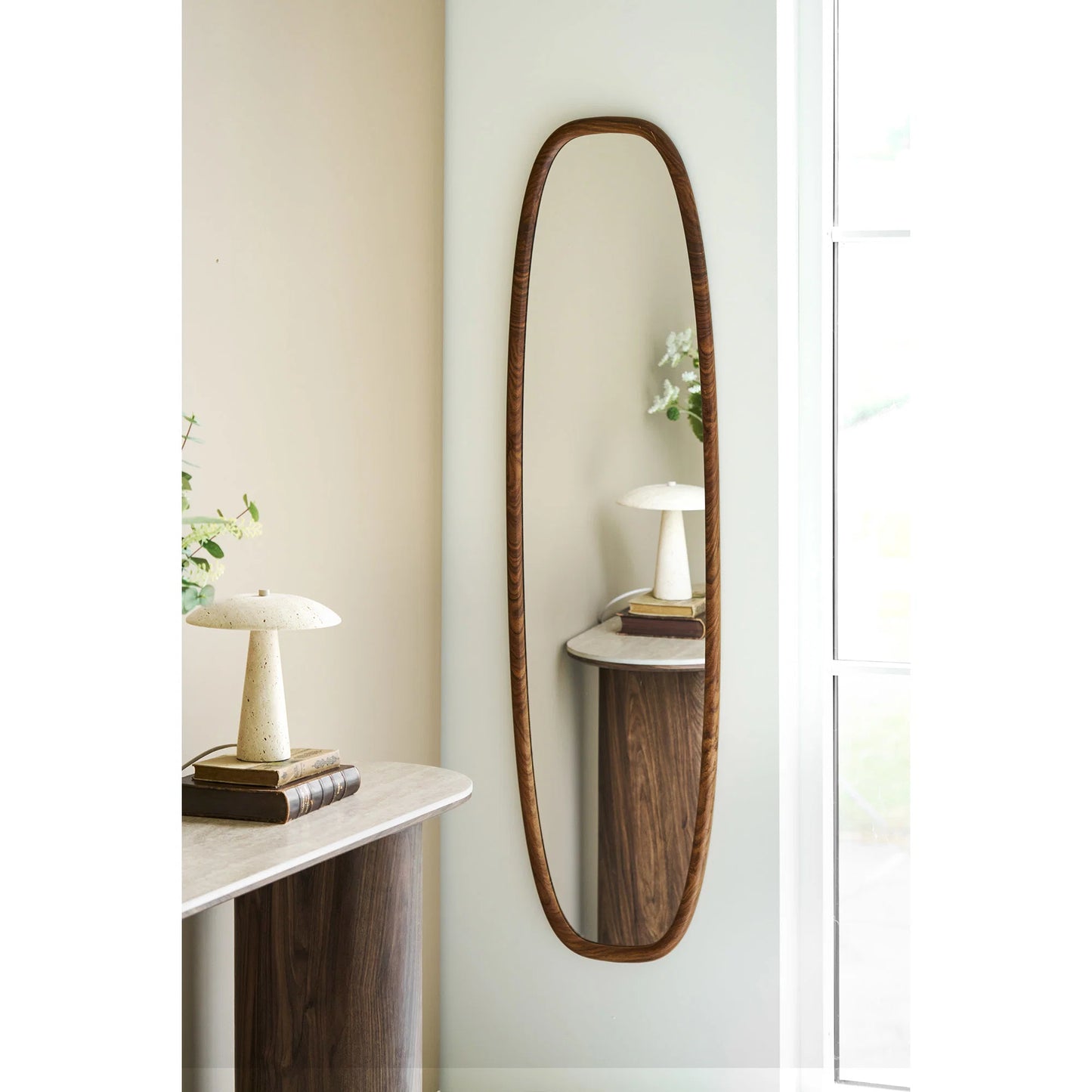 Focus sur le miroir Luxon 40 × 150 cm avec cadre effet bois naturel dans un couloir