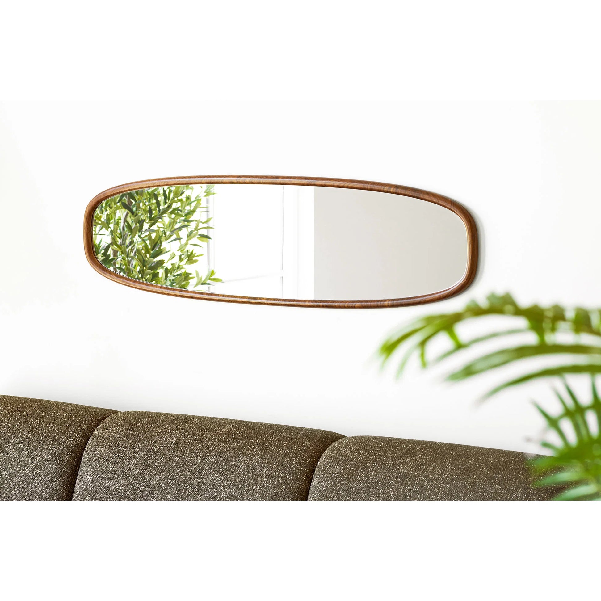 Focus sur le miroir vertical Luxon avec cadre effet bois naturel dans un salon