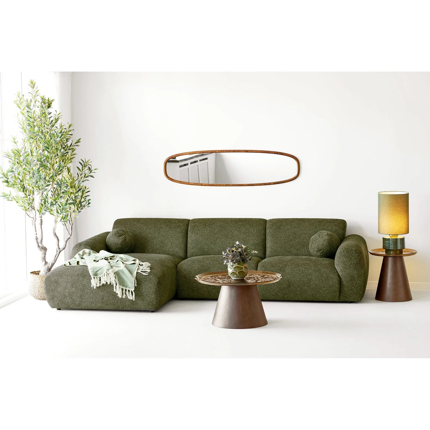 Miroir Luxon effet bois naturel mis en scène dans un salon chaleureux et contemporain
