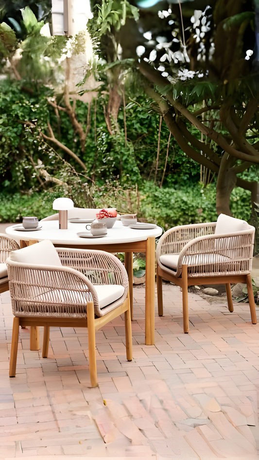 Chaise Terracina en bois et corde dans un jardin lumineux autour d’une table extérieure
