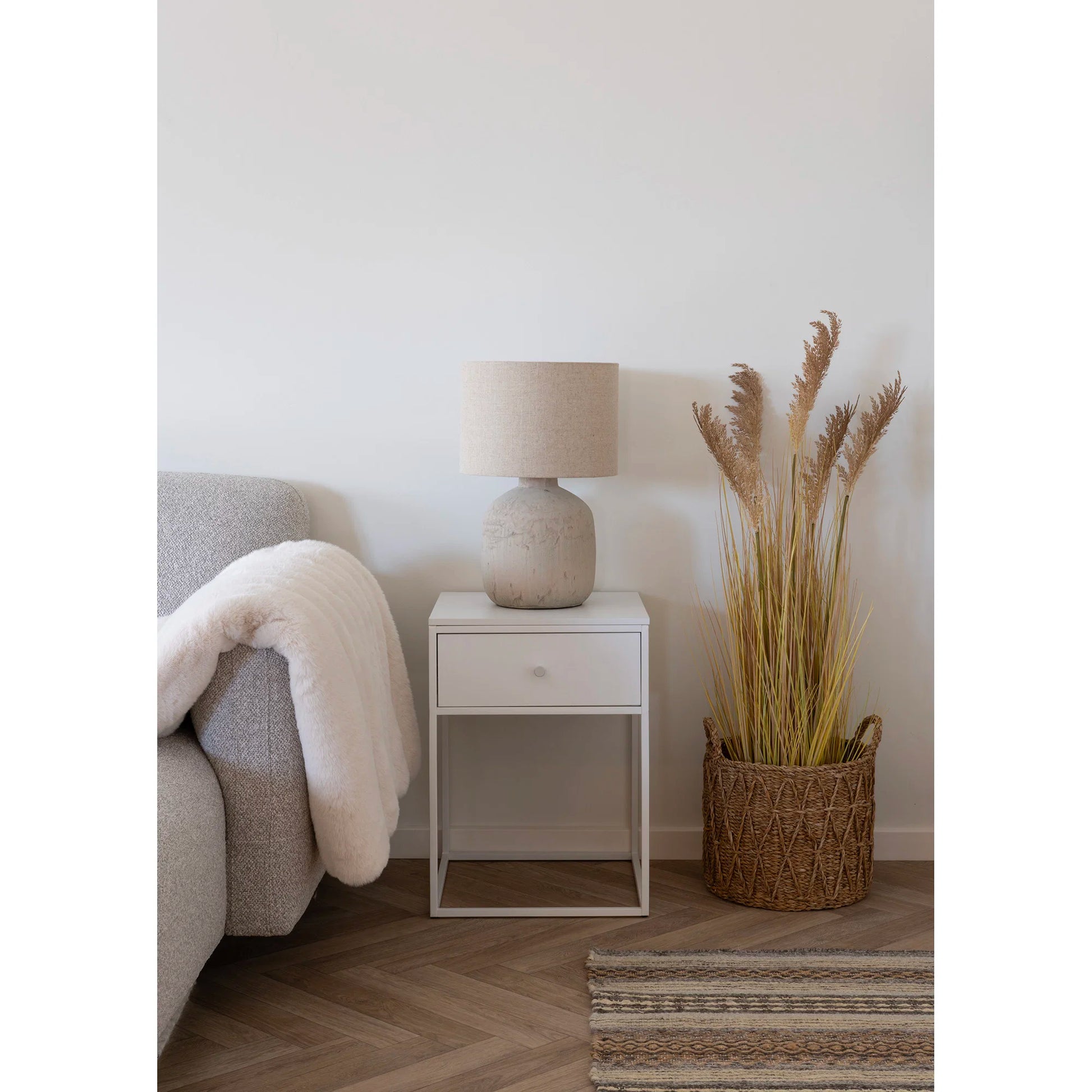 Lampe de table Bilby éteinte sur une console dans une entrée au style contemporain