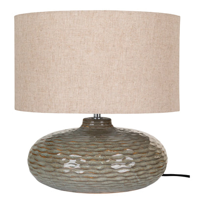Lampe de table Oldham en céramique verte éteinte sur fond blanc
