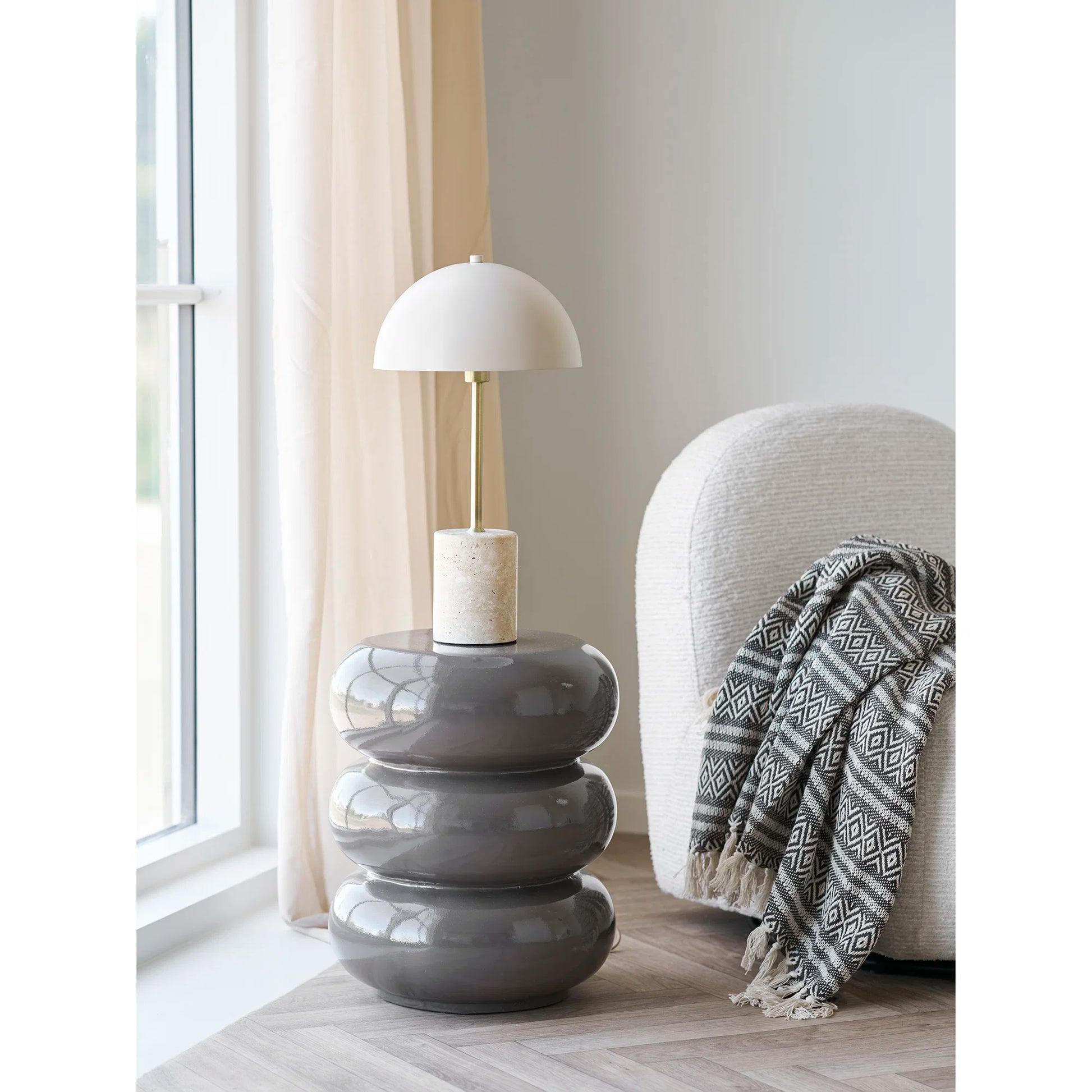 Lampe de table Sheffield en marbre et métal beige dans un intérieur contemporain