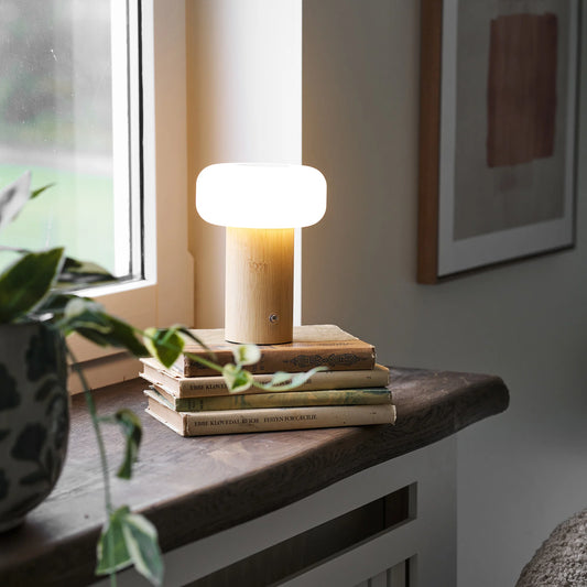 Lampe de table Stafford LED rechargeable allumée sur une table de chevet