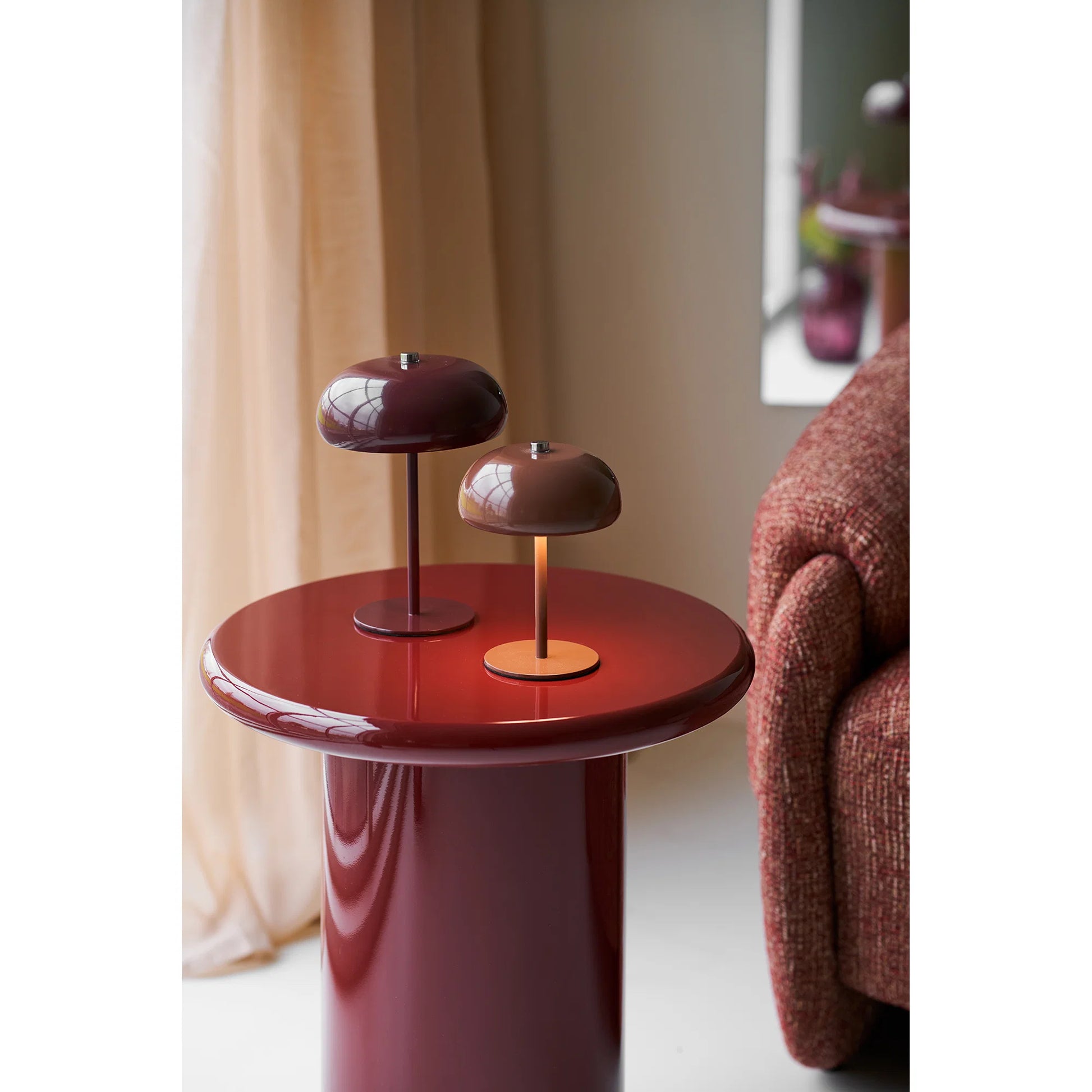 Lampe de table Margate LED rechargeable allumée sur une table de chevet moderne
