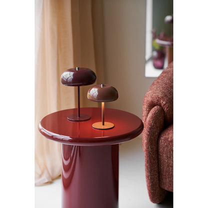 Lampe de table Margate LED rechargeable allumée sur une table de chevet moderne