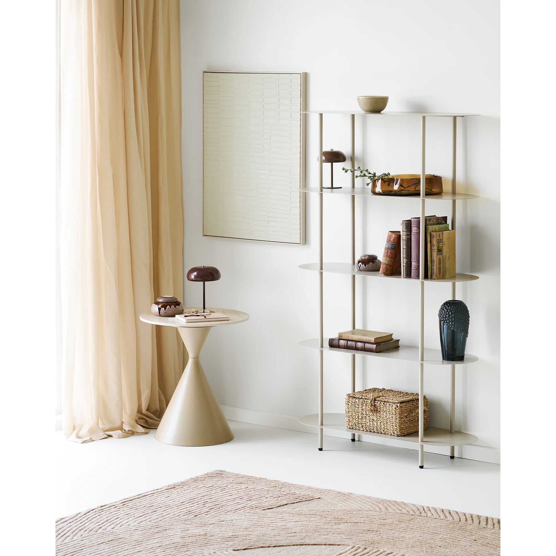 Lampe de table Margate rechargeable sur une table d'appoint dans un salon moderne