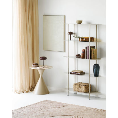 Lampe de table Margate rechargeable sur une table d'appoint dans un salon moderne