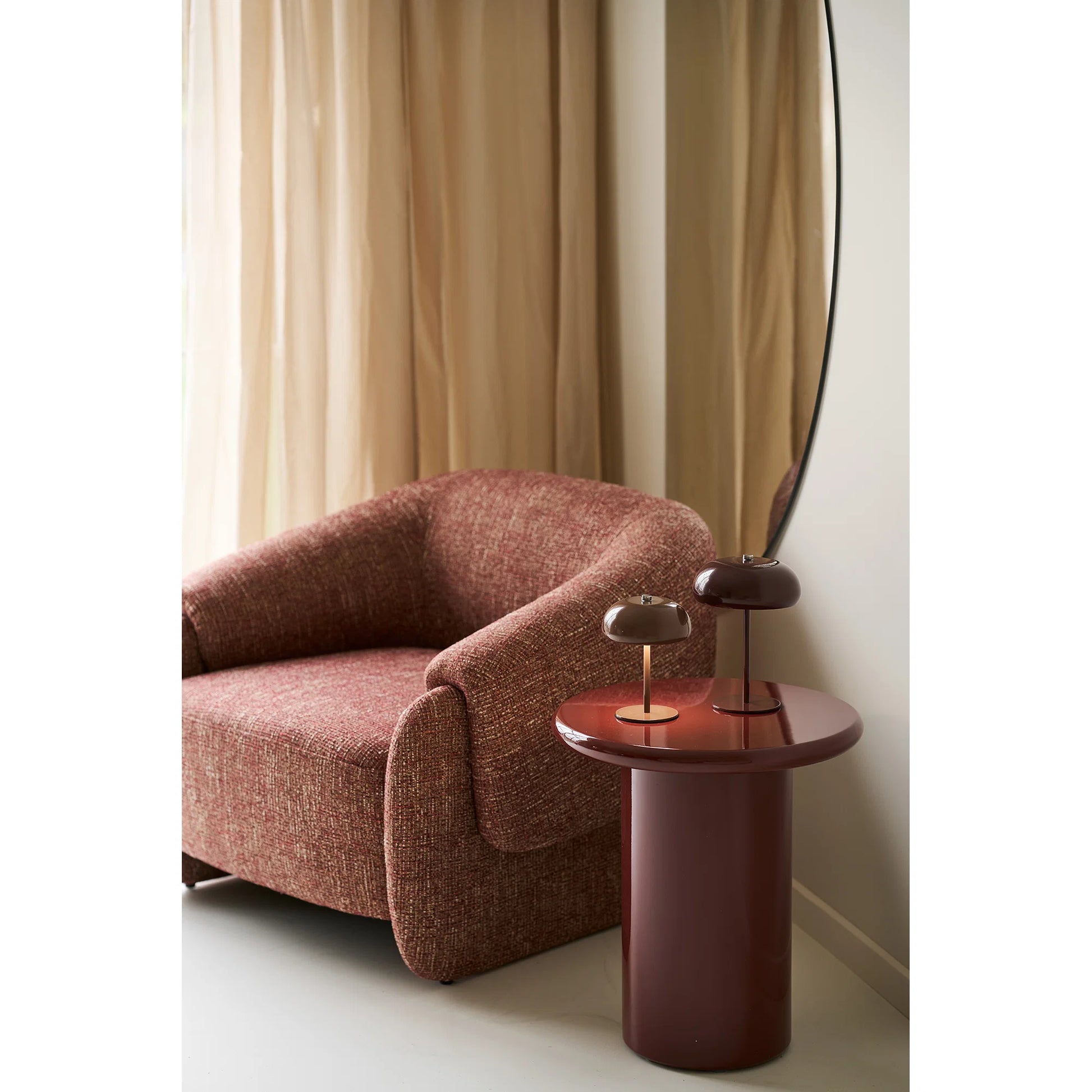 Lampe de table Margate bordeaux posée sur une console dans une entrée contemporaine