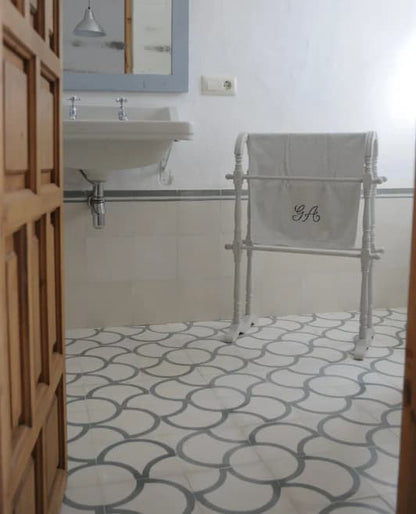 Carreau de ciment géométrique posé au sol donc blanc motif gris