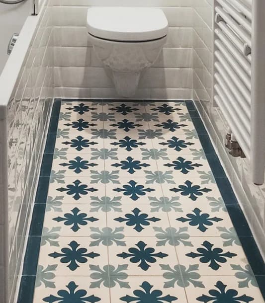 Carreau de ciment floral posé au sol toilette fond crème motif bleu clair/foncé