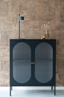 Vitrine Adelaide dans un salon moderne mettant en valeur objets décoratifs