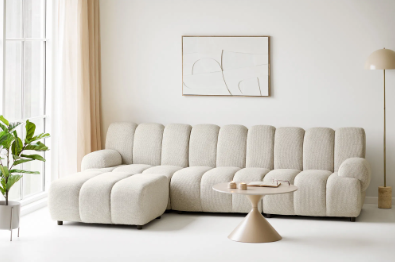 Canapé modulable sable dans un salon moderne et chaleureux