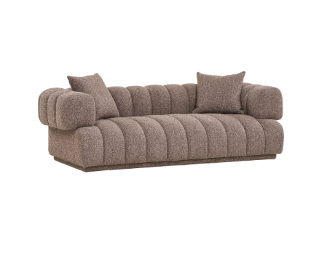 Vue trois quarts du canapé marron avec assise large et confortable