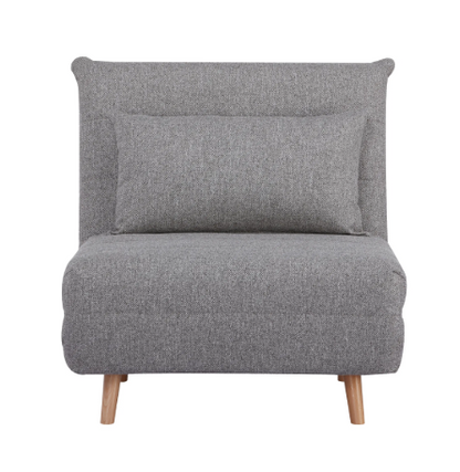 Fauteuil Marlow gris en position assise sur fond blanc