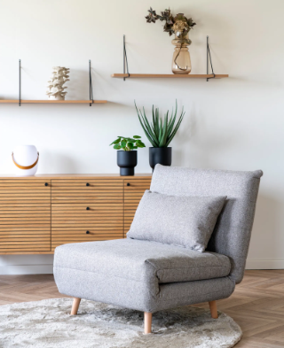 Fauteuil convertible Marlow gris dans un salon moderne