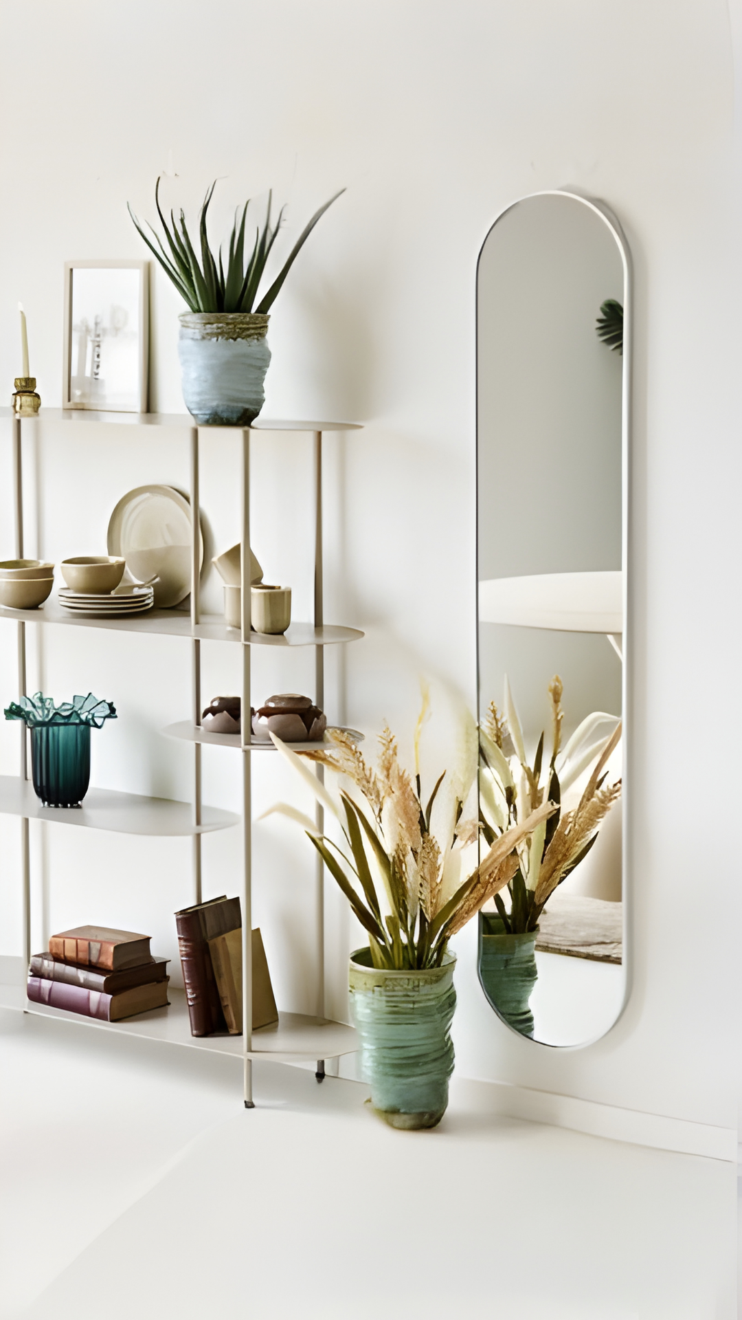 Détail du miroir Hennetvet argenté avec cadre aluminium dans un intérieur contemporain