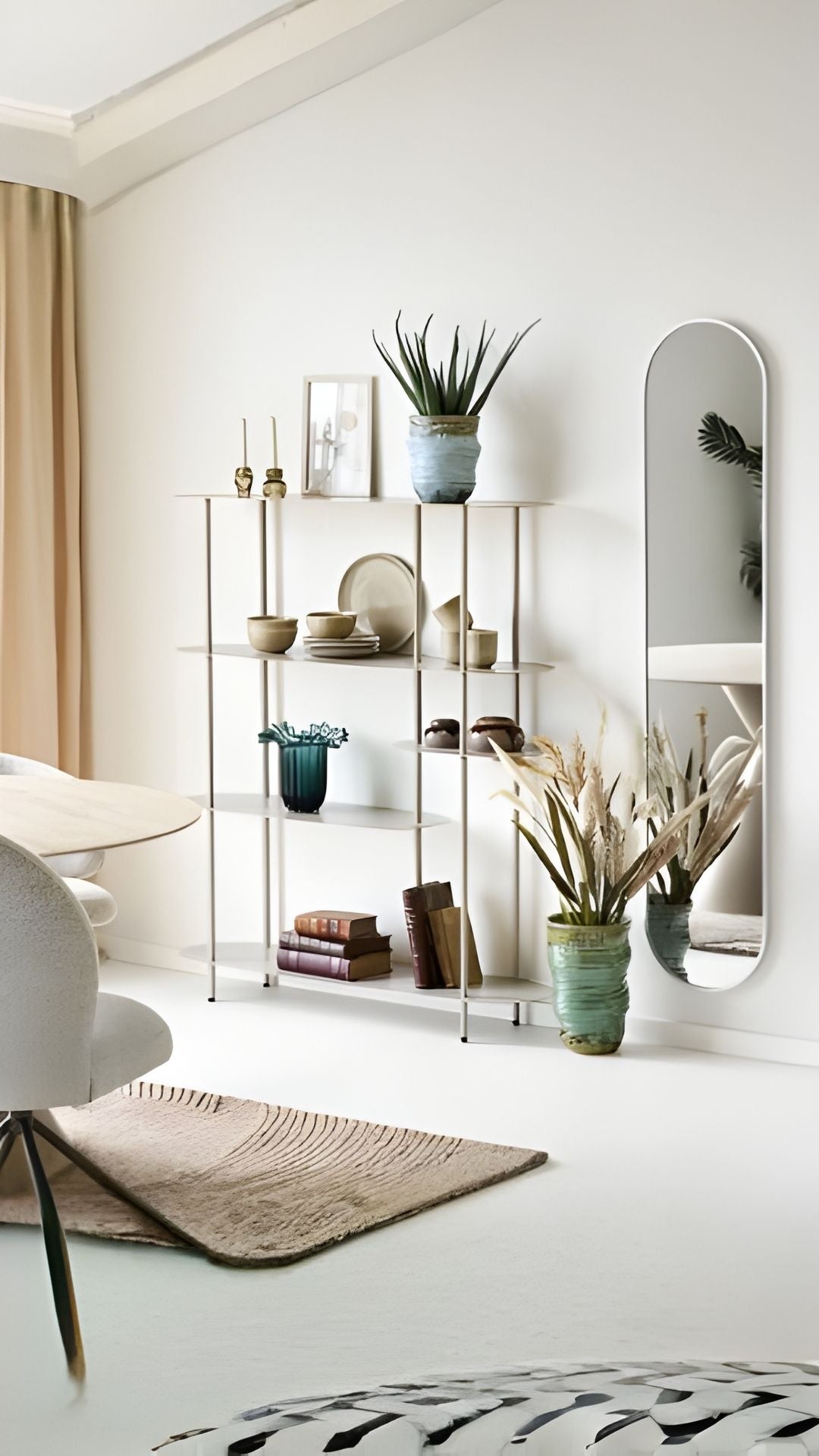 Miroir sur pied Hennetvet dans une chambre moderne apportant profondeur et luminosité