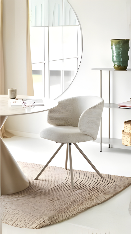 Chaise Fulham sable dans une salle à manger moderne autour d’une table