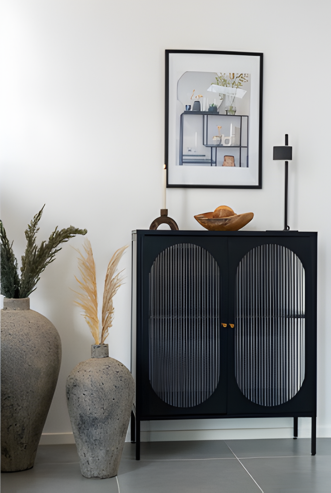 Vitrine Adelaide noire associée à une commode dans un intérieur contemporain