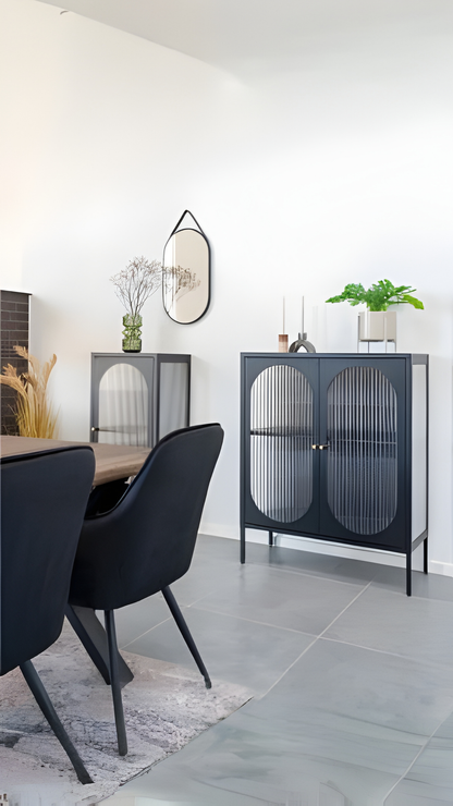 Vitrine Adelaide noire associée à une commode dans un intérieur contemporain