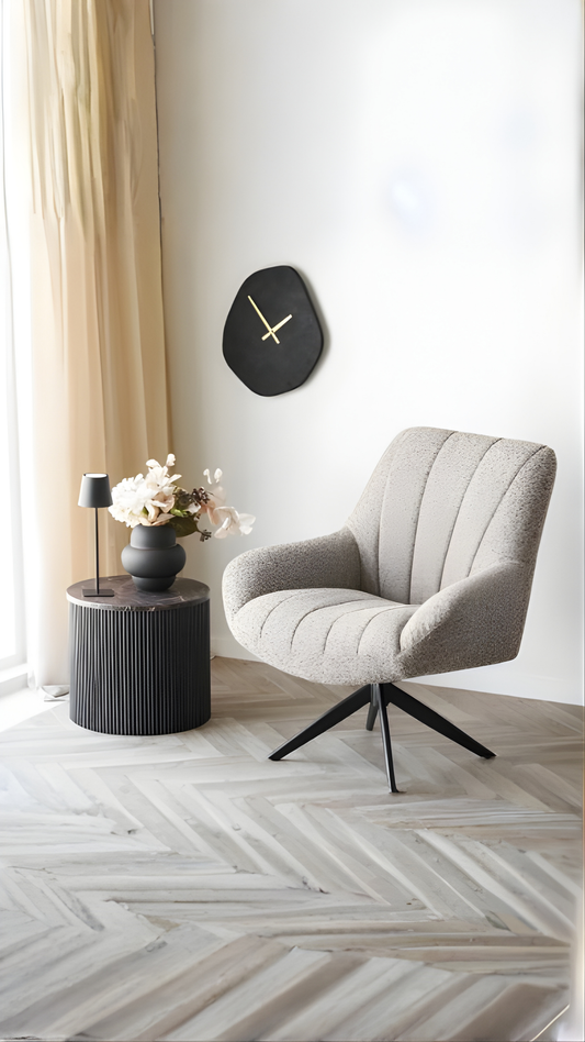 Fauteuil Grandola gris dans un salon moderne coin lecture confortable