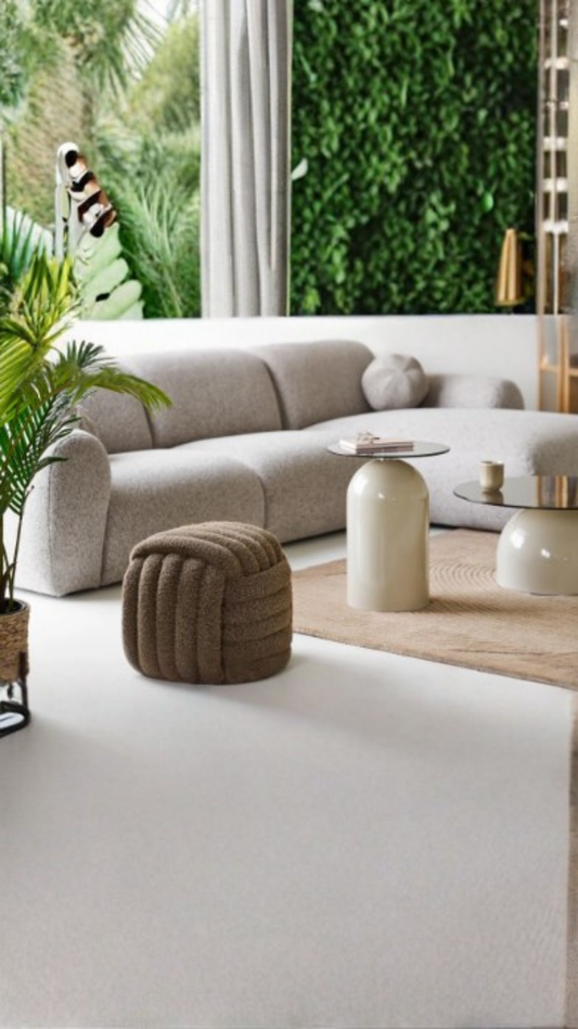 Pouf Napier utilisé comme repose-pieds dans un salon moderne chaleureux