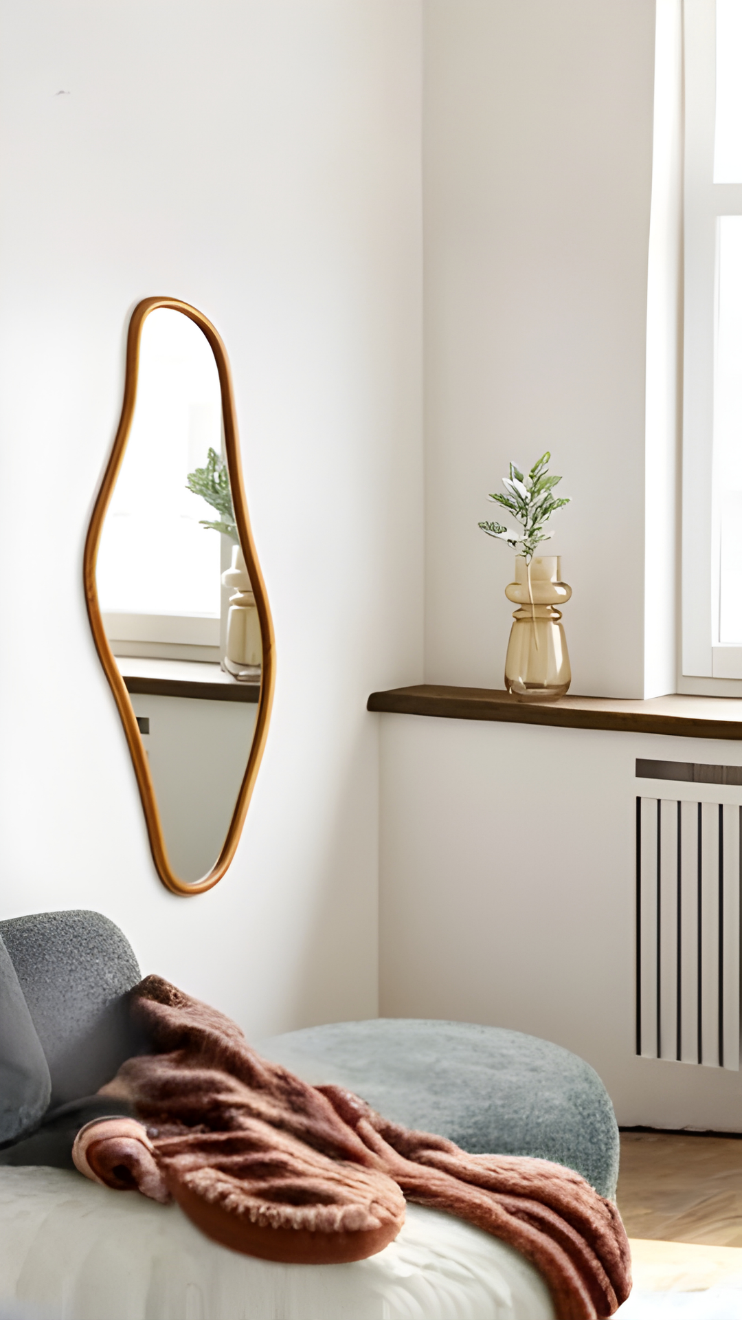 Détail du cadre en bois de pin naturel du miroir Brandsby dans une décoration contemporaine