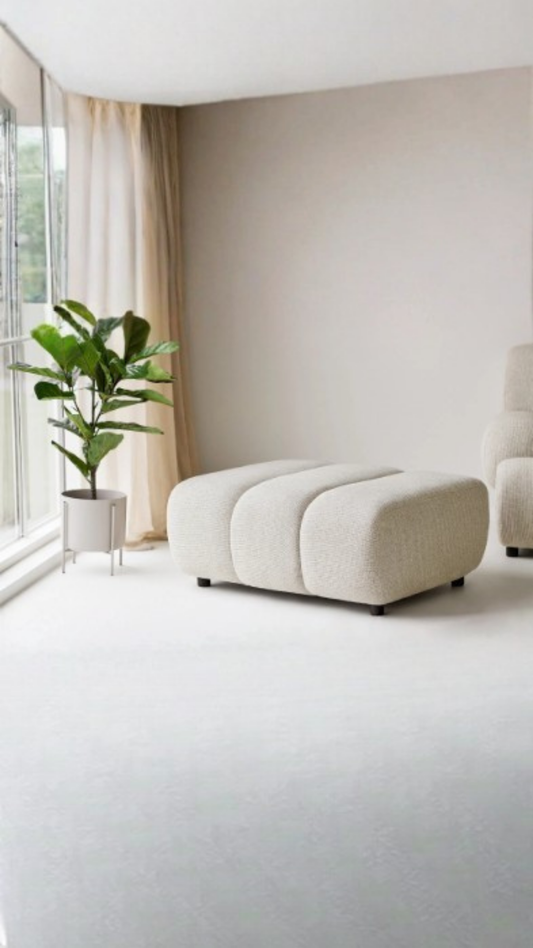 Module pouf Taza sable dans un salon moderne utilisé comme assise d’appoint