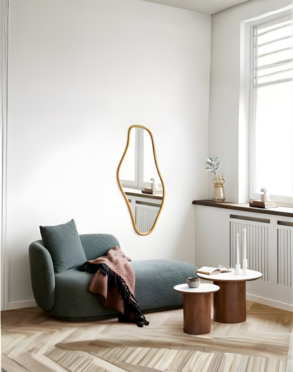 Miroir mural Brandsby en bois de pin dans un intérieur moderne et chaleureux