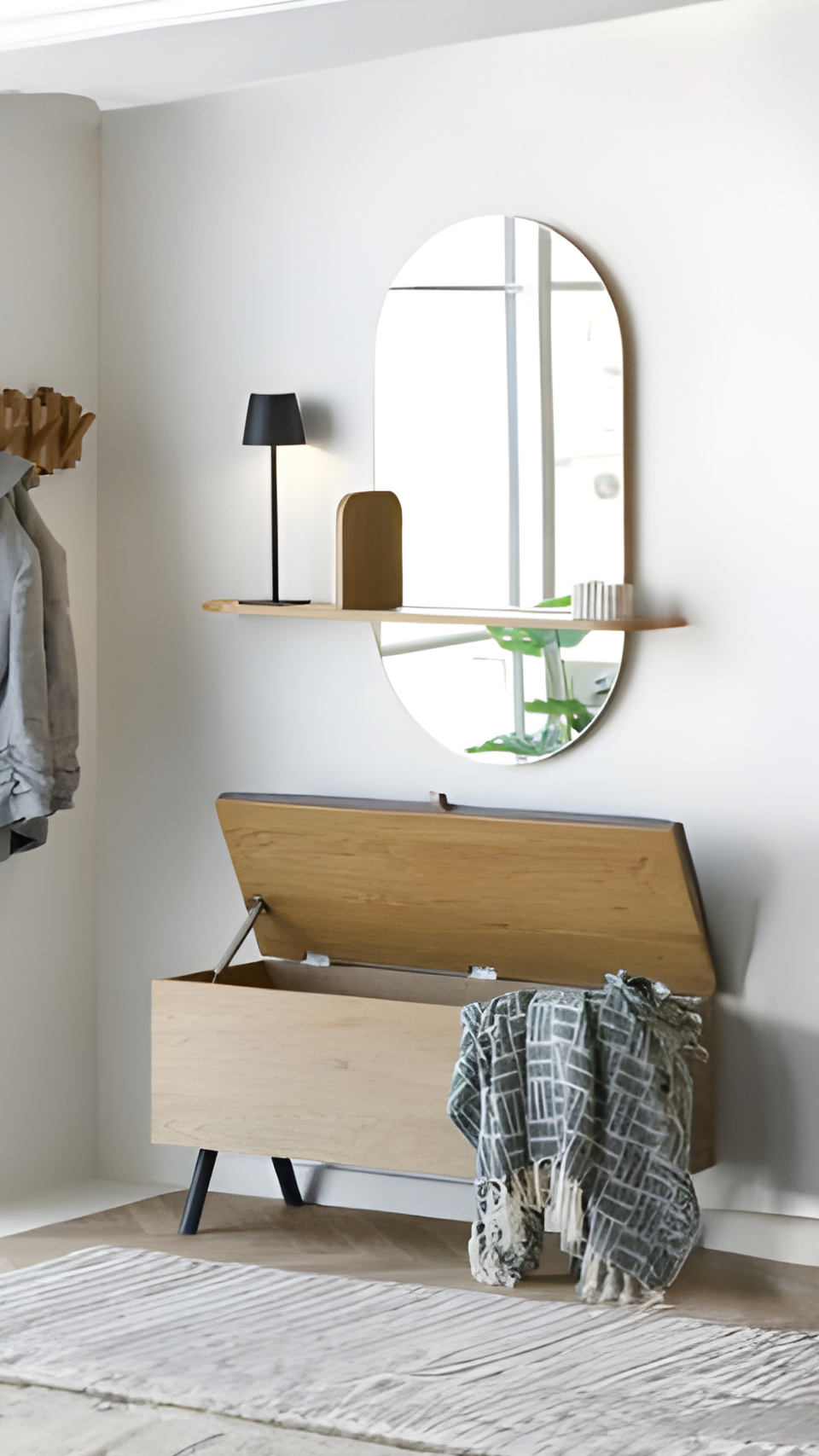 Détail du miroir Barco avec étagère intégré dans une décoration intérieure contemporaine