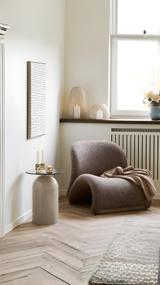 Fauteuil lounge Sofia marron dans un salon moderne coin détente confortable