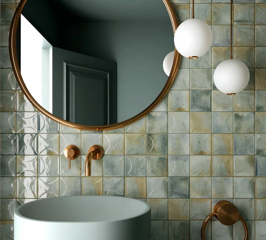 Carrelage effet zellige à reliefs demi-cercle bleu clair et turquoise avec nuances vert foncé et orange clair