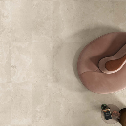 Carrelage Kairn effet pierre de Portland posé au sol dans un intérieur contemporain