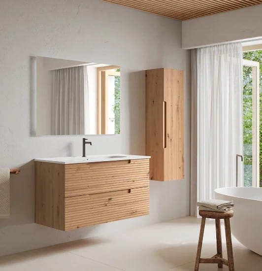 Meuble de salle de bain suspendu en bois clair, vue de trois-quarts