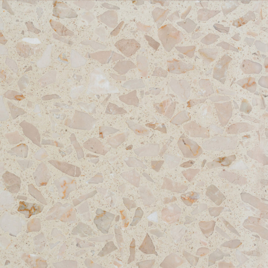 Carrelage Terrazzo Beige Héritage au fond beige neutre, ponctué de fins éclats de marbre et d'inclusions plus marquées, pour aménagement intérieur.