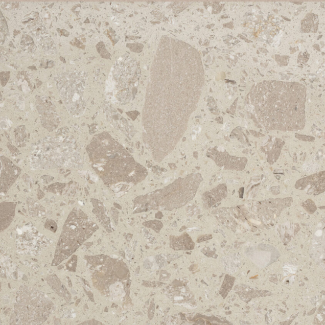 Carrelage Terrazzo Beige Fossile aux nuances beiges naturelles, composé de gros grains minéraux contrastés, avec un aspect irrégulier inspiré de la pierre naturelle.